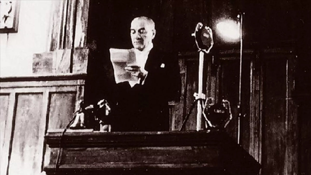 Ataturk Mecliste Konuşma Yapıyor