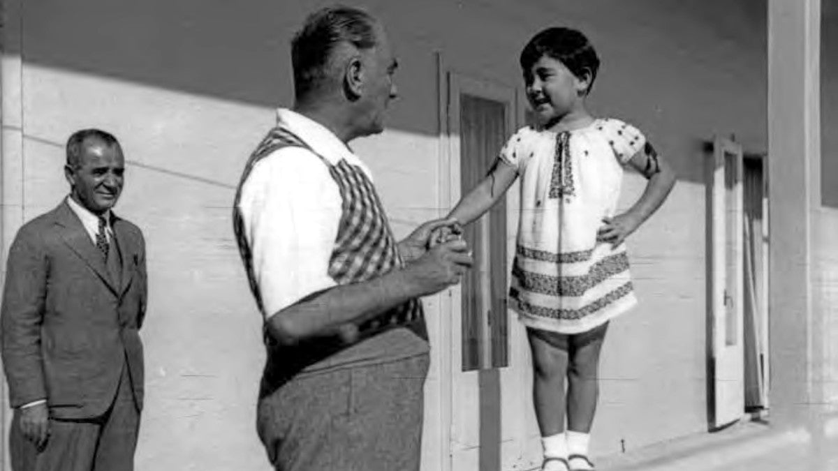 Atatürk Manevi Kızı ile Beraber
